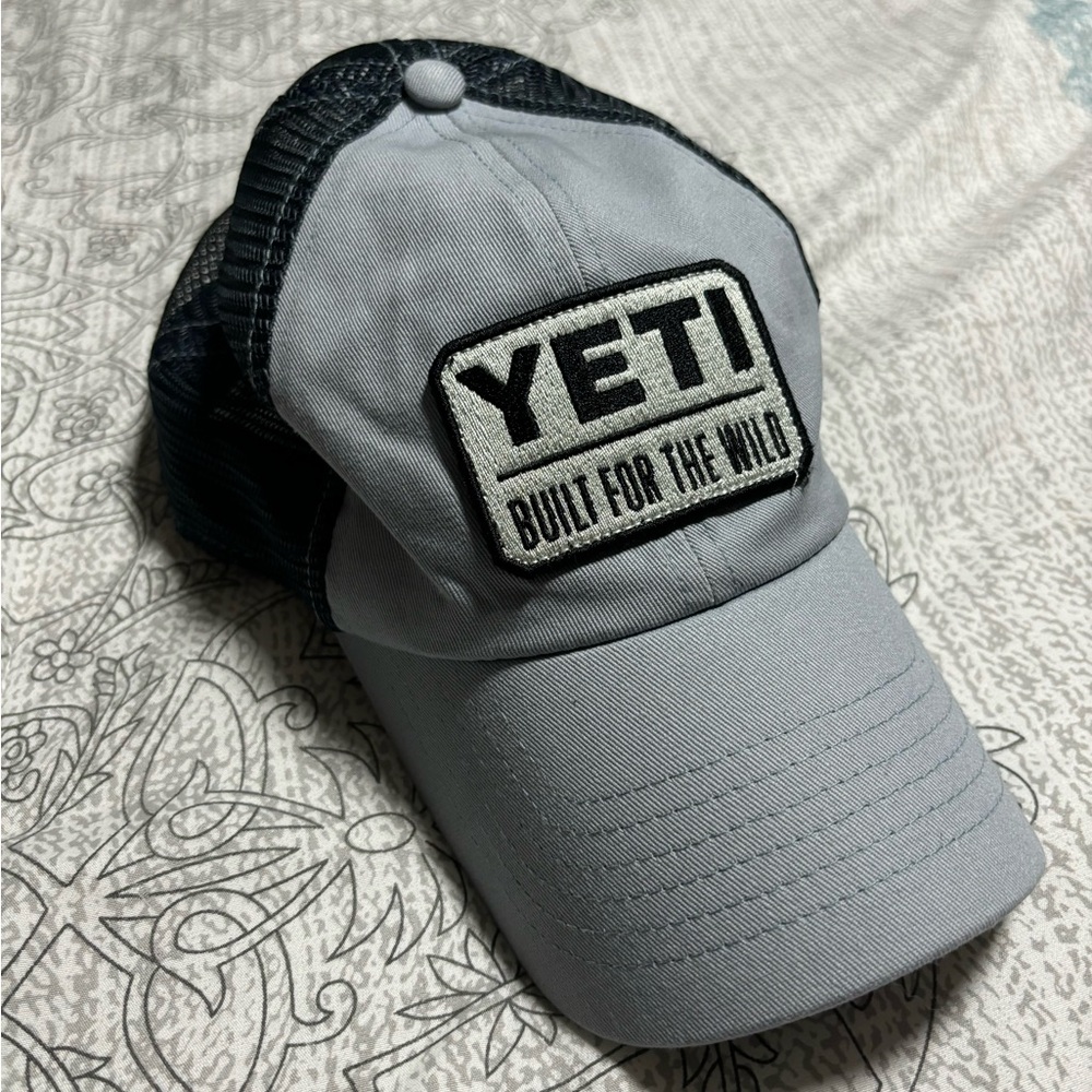Yeti trucker hat gray/navy like new adjustable